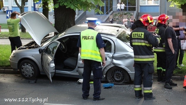 Ciężarówka wjechała w samochód w Tychach, tuż przy komendzie...