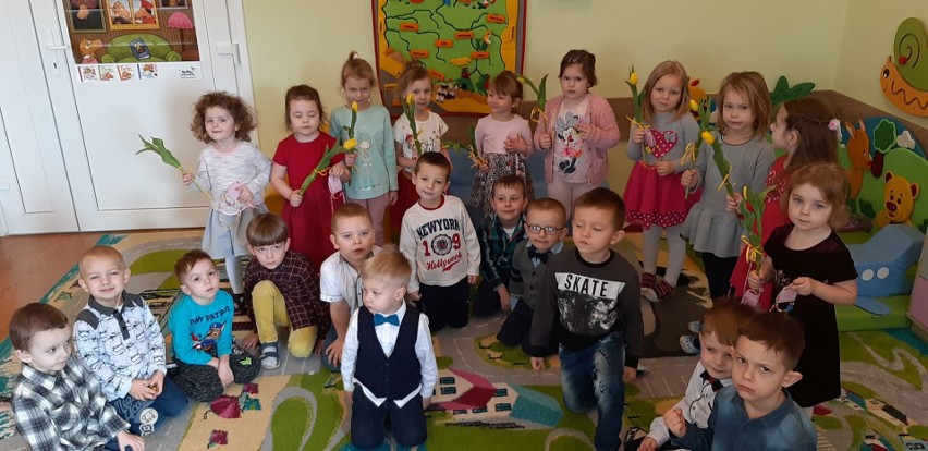 Małe damy z przedszkola w Karnkowie zostały obdarowane przez swoich kolegów z okazji dnia kobiet