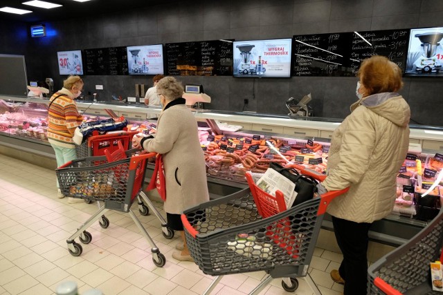 Seniorzy mają „swoje godziny” tylko w tych sklepach i punktach usługowych, które muszą odwiedzić, aby załatwić najpotrzebniejsze sprawy.