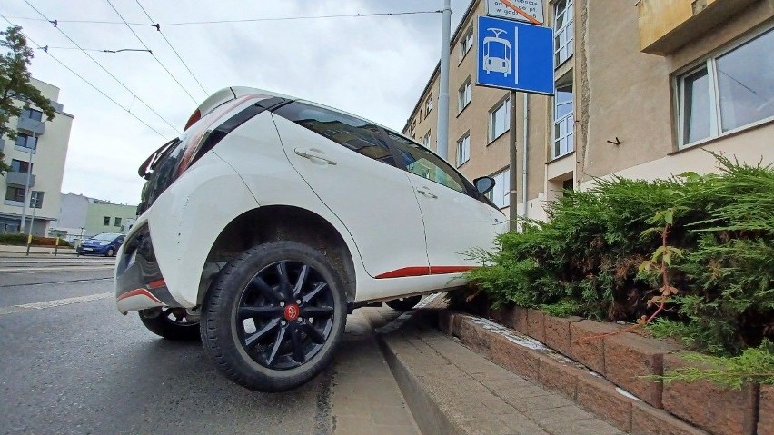 Wypadek tramwaju i samochodu na Sienkiewicza. Kobieta spieszyła się na pogrzeb