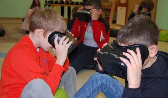 Uczniowie szkoły w Krasocinie oglądali świat w wirtualnej rzeczywistości, dzięki wykorzystaniu specjalnych gogli.