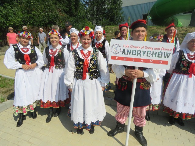 Pochód dożynkowy wyruszył w kierunku nowego basenu