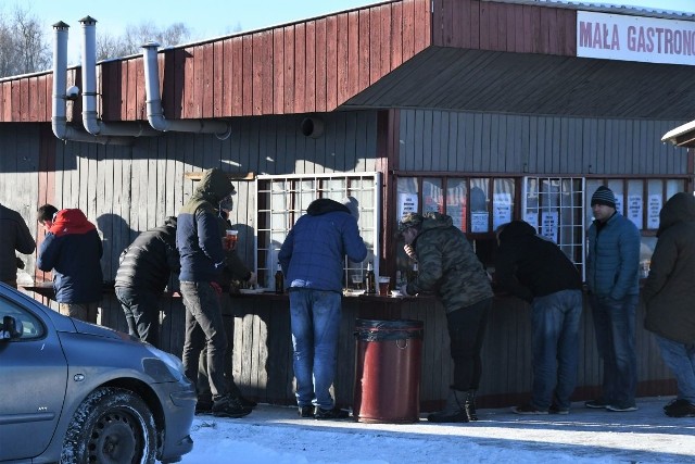 Giełda w Miedzianej Górze w niedzielę 31 stycznia przyciągnęła mnóstwo ludzi mimo prawdzie zimowej pogody. Być może dlatego największe oblężenia przeżywały bary z ciepłymi przekąskami i napojami - zobaczcie na zdjęciu powyżej. Niemal każdy po dłuższym pobycie na mrozie chciał się rozgrzać - gorąca herbata, grzańce były wiec hitami tej giełdy. Jeśli chodzi o towar najlepiej szły ciepłe ubrania i wszystko co potrzebne zimą. Niedzielna giełda stała też pod znakiem Wielkiej Orkiestry Świątecznej Pomocy - spotkaliśmy wielu wolontariuszy, głównie strażaków. Zobaczcie na kolejnych slajdach co działo się na giełdzie w Miedzianej Górze w niedzielę 31 stycznia 