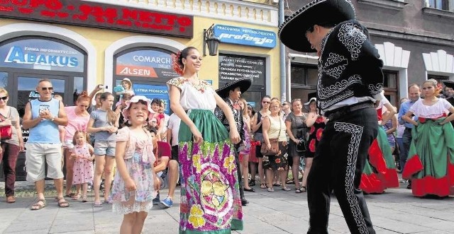 Meksykańskie tancerki na ulicach, towarzyszący im tancerze i mariachi - to oglądaliśmy rok temu