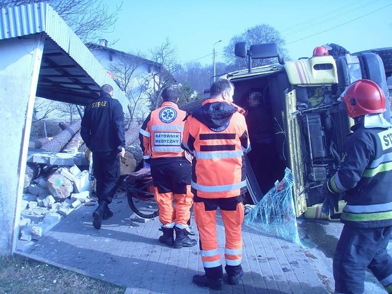 Wypadek: Samochód ciężarowy wjechał w przystanek