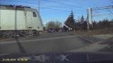 Kierowca cudem uniknął zderzenia z pociągiem w Dobiegniewie. Innego kierowcę ostrzegł emerytowany policjant