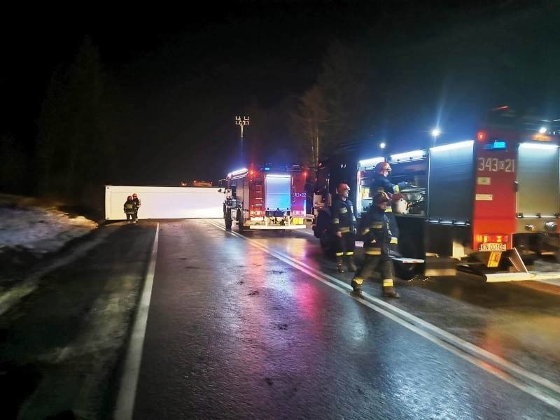 Krynica-Zdrój. Na ul. Sądeckiej autobus wpadł w poślizg i blokował ruch na DW 981 [ZDJĘCIA]