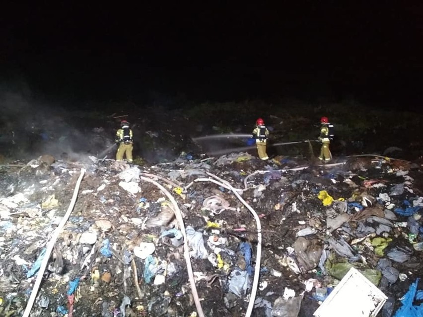 Pożar niewielkiego wysypiska śmieci w Leśnie Górnym [ZDJĘCIA, WIDEO]