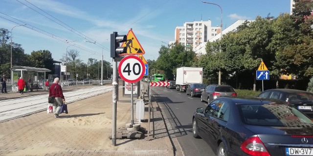 Remont torowiska tramwajowego na alei Hallera we Wrocławiu.