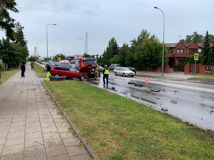 Białystok: Wypadek przy ulicy Sławińskiego. Zderzyły się trzy samochody osobowe. Są ranni [ZDJĘCIA]