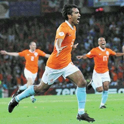 Holendrzy po pierwszych meczach fazy grupowej pozostawili po sobie najlepsze wrażenie. Na pierwszym planie Giovanni van Bronckhorst, strzelec trzeciego gola przeciwko Włochom.
