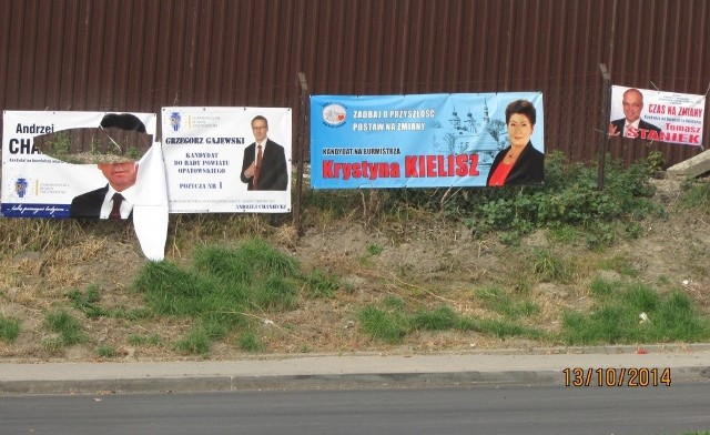 Zniszczony baner wyborczy Andrzeja Chanieckiego, burmistrza Opatowa, ubiegającego się o reelekcję. 