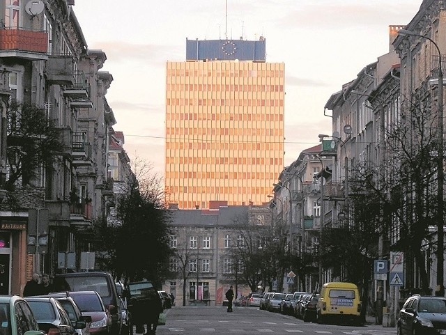 Siedziba wojewody to biurowiec przy ul. Jagiellończyka w Gorzowie. Nowy wojewoda musi mieć minimum tytuł magistra, trzy lata doświadczenia w zarządzaniu ludźmi oraz nieposzlakowaną opinię.