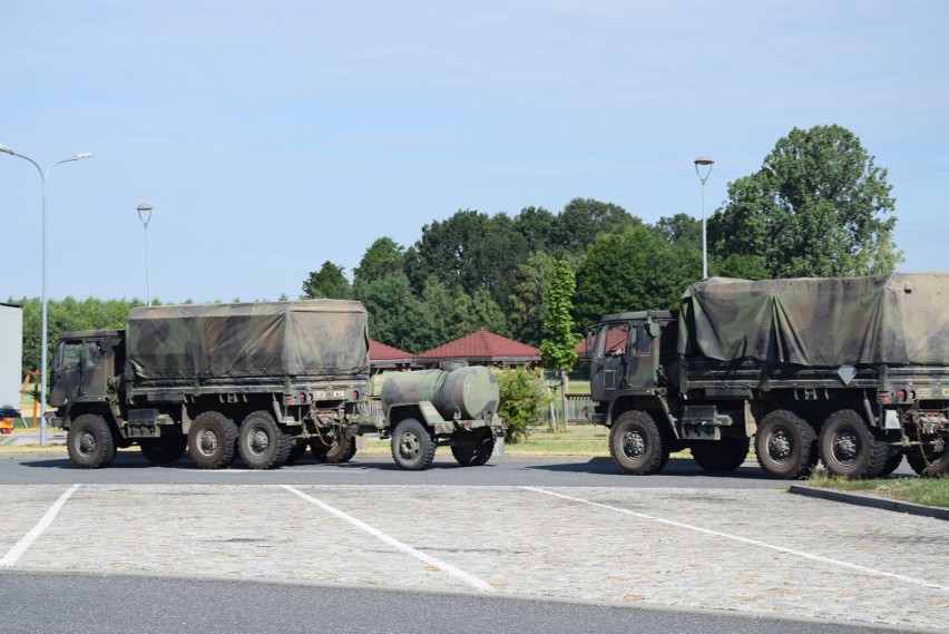 Kolizja ciężarówki i pojazdu z kolumny wojsk amerykańskich