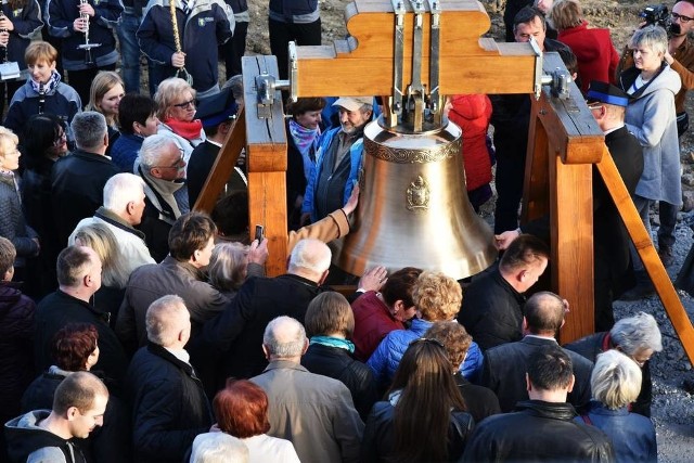 Na odsłonięcie Dzwonu Miłosierdzia przybyło wielu mieszkańców