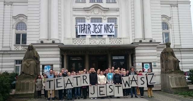 Ubiegłoroczny protest zespołu teatru w sprawie unieważnienia konkursu na nowego dyrektora