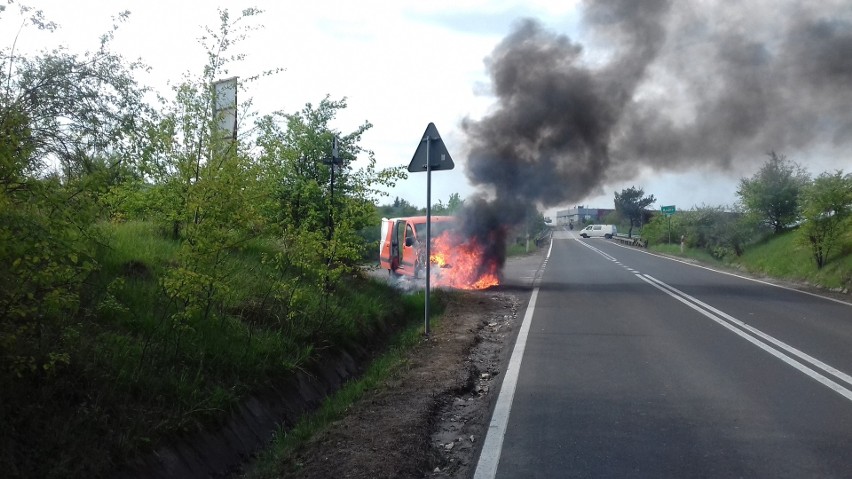 Pożar samochodu niedaleko autostrady A4. Kierowcy nic się nie stało [ZDJĘCIA]