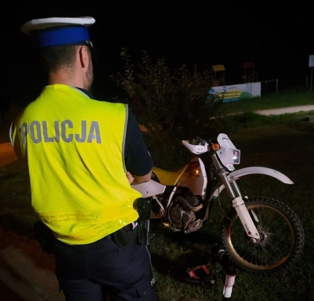Policjanci wyjaśniali okoliczności wypadku w gminie Borzytuchom. Jak wstępnie ustalili mundurowi, kierujący motocyklem w wyniku niedostosowania prędkości do warunków ruchu uderzył w idącą 16-latkę.