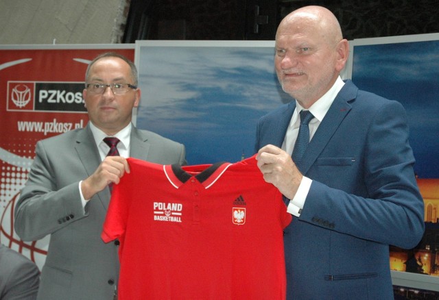 Umowę podpisali prezydent Michał Zaleski, prezes PZKosz Grzegorz Bachański i przedstawiciel Toruńskiej Infrastruktury Sportowej.