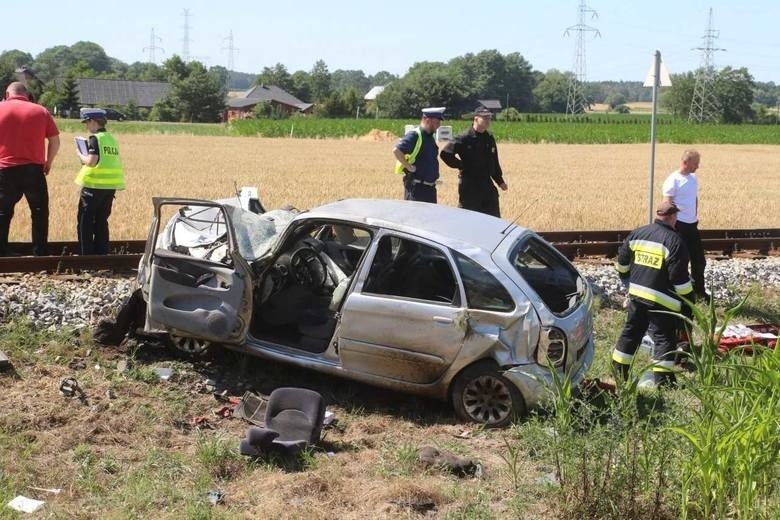 Pociąg jadący w kierunku Trzebnicy zderzył się z samochodem...