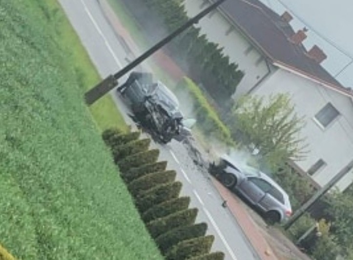 Czołowe zderzenie audi i opla na ulicy Boryńskiej w...