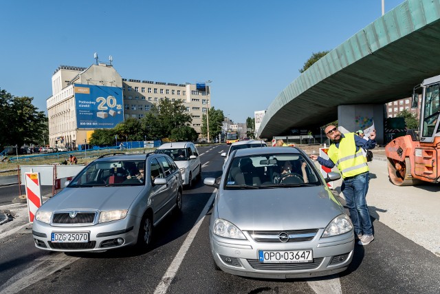 Przejazd w stronę mostu Pokoju i od mostu Grunwaldzkiego będzie zamknięty dla samochodów osobowych przez cztery dni. Także osiem linii MPK nie pojedzie przez pl. Powstańców Warszawy. Prace wymagające zamknięcia przejazdu rozpoczną się 15 sierpnia, ale zmiany w organizacji ruchy będą wprowadzone już w nocy z 2 na 3 sierpnia.