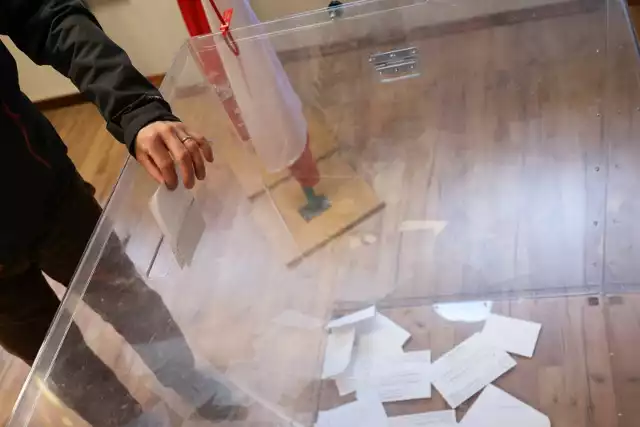 W Krakowie trwa II tura wyborów samorządowych. Do godz. 12 zagłosowało 11,23 proc. wyborców