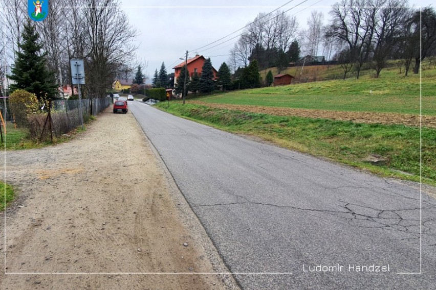 Nowy Sącz. Walczą o budowę chodnika przy ul. Długoszowskiego. Prezydent zapowiada realizację inwestycji [ZDJĘCIA]