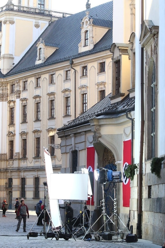 Hitlerowskie flagi zawisły dziś na budynkach w centrum...