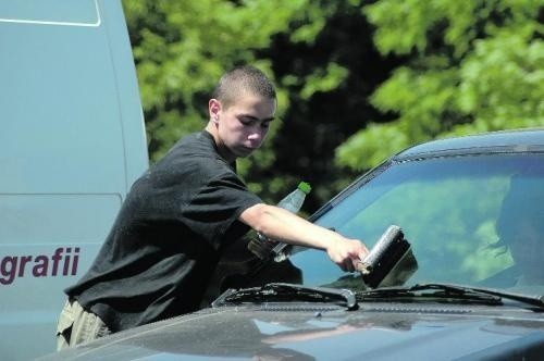 Fot. &#8211; Najlepiej płacą Rosjanie i kierowcy z maluchów &#8211; przekonuje 16-letni Damian, który myje szyby samochodom przy ulicy Bałtyckiej.