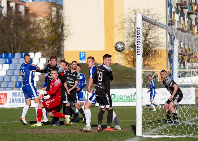 W meczu 24. kolejki II grupy III ligi piłki nożnej Unia Janikowo pokonała KP Starogard Gdański 3:1. Biało-niebiescy awansowali na siódme miejsce w tabeli.Aby zobaczyć zdjęcia z meczu oraz kibiców przesuń gestem lub strzałką w prawo>>>