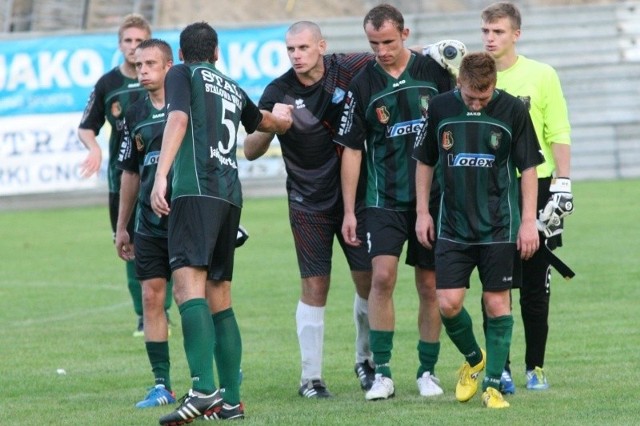 Tomasz Wietecha (w środku, jeszcze jako bramkarz Stali Rzeszów) liczy, że razem z kolegami z drużyny wygrają pierwszy mecz w sezonie i nie będą opuszczali boiska ze zwieszonymi głowami.