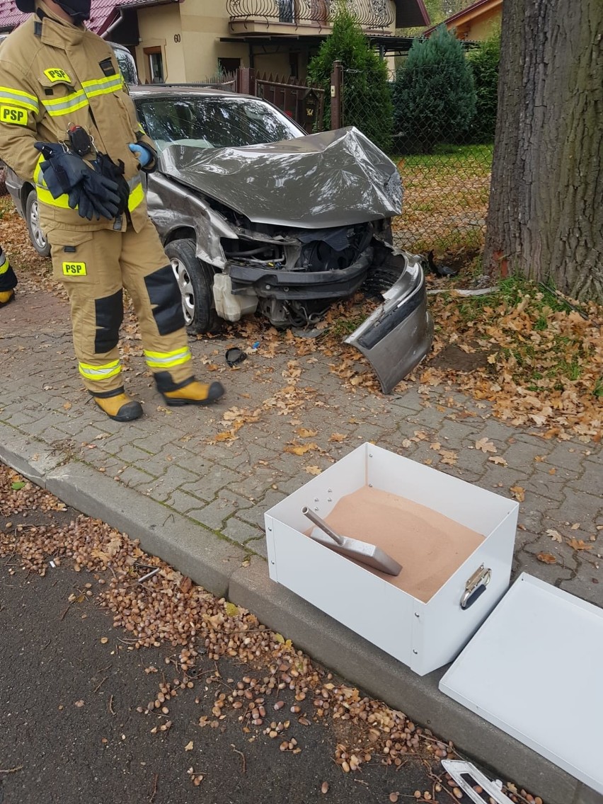 Wojnicz. Wypadek forda z peugeotem na ulicy Krakowskiej. Jeden z samochodów zatrzymał się na przydrożnym drzewie [ZDJĘCIA]