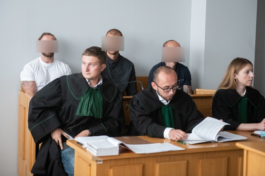 W poznańskim sądzie ruszył proces siedmiu kibiców, którzy...