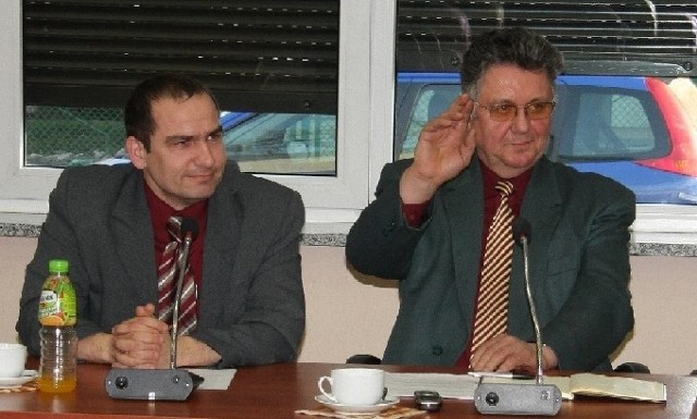 Radni opozycji Wacław Gursz (z prawej) i Krystyna Grzesiak wstrzymali się od głosu. Radny K. Wolny (z lewej) głosował natomiast za przyjęciem nowych stawek, co potem tłumaczył pomyłką.