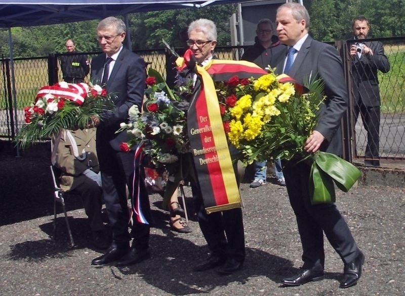 Brzeszcze Bór. Pamiętają o ofiarach karnej kompanii kobiet byłego niemieckiego obozu Auschwitz-Birkenau [ZDJĘCIA]