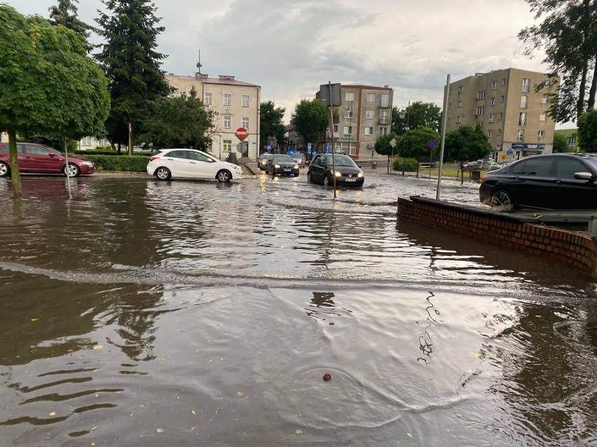 Ostrołęka. Nawałnica przeszła nad Ostrołęką. Plac Bema pod wodą. 23.06.2021. Zdjęcia