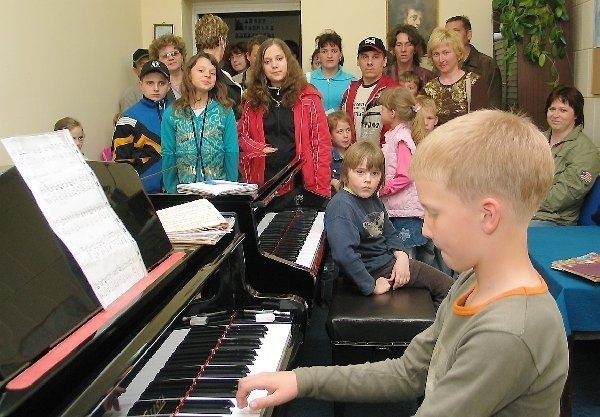 Paweł Nowicki gry na fortepianie uczy się od  trzech lat. Zasłużył na brawa zwiedzających  szkołę.