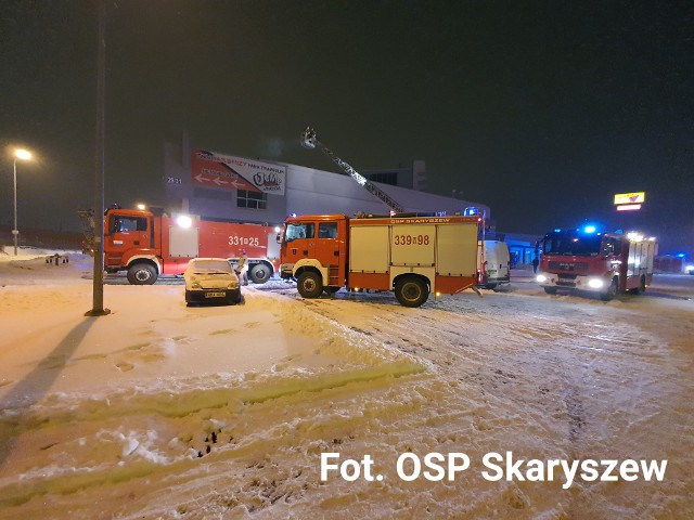Pożar w Galerii "Feniks" przy ulicy Grzecznarowskiego w Radomiu gasiło 11 zastępów straży pożarnych.