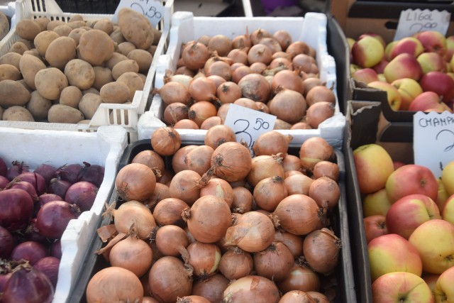 Nie brakowało warzyw i owoców 23 stycznia na targu w Przysusze.