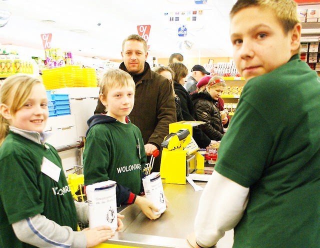 Na zdjęciu w zielonych koszulkach wolontariusze Joanna Wudarska, Marcin Wudarski i Dawid Smyk.