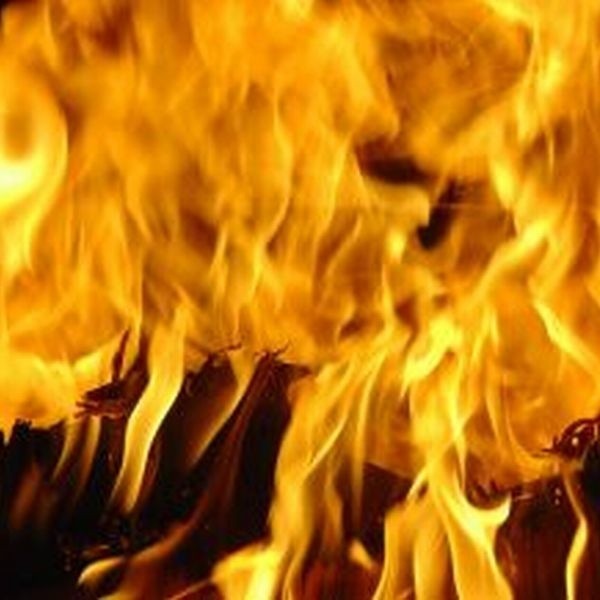 55-letni mężczyzna z Grochowego,  w powiecie mieleckim oblał benzyną i podpalił swój dom.