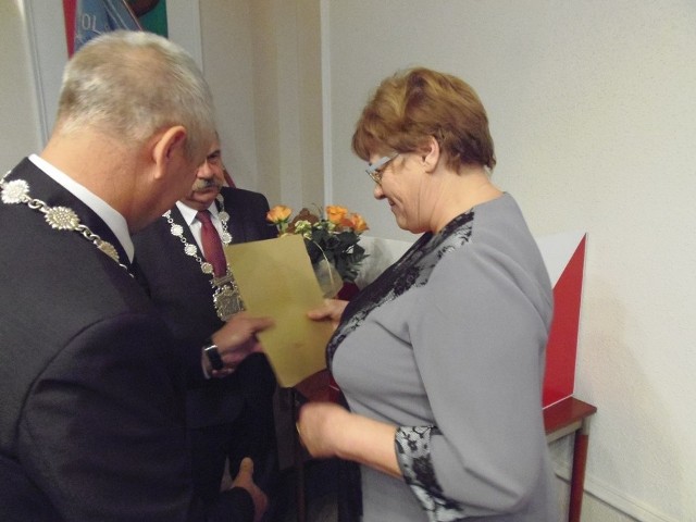 Jolanta Wenta z Klocka odbiera  list gratulacyjny od burmistrza Tucholi.