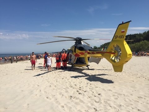 Akcja ratunkowa na plaży w Mielnie. Lądował śmigłowiec ratunkowy