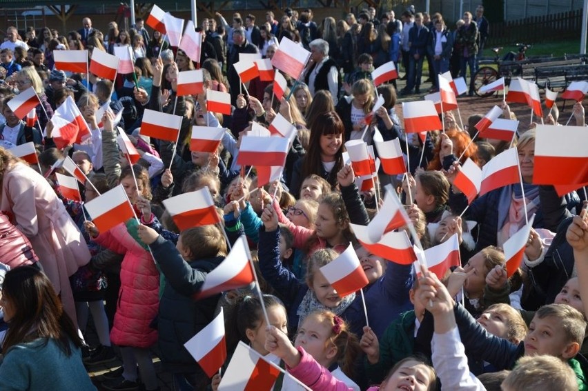 "Rekord dla Niepodległej" Ponad 500 osób śpiewało wspólnie hymn w Suchedniowie