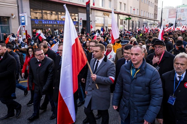 Manifestacja środowisk patriotycznych w Warszawie 11 listopada 2021 r. W centrum kadru, z flagą, Robert Bąkiewicz