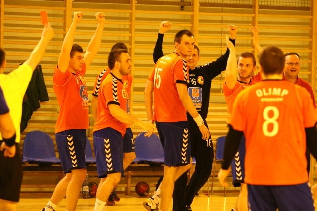 Radość zawodników Olimpu po zakończeniu meczu z druzyną z Dzierżoniowa.