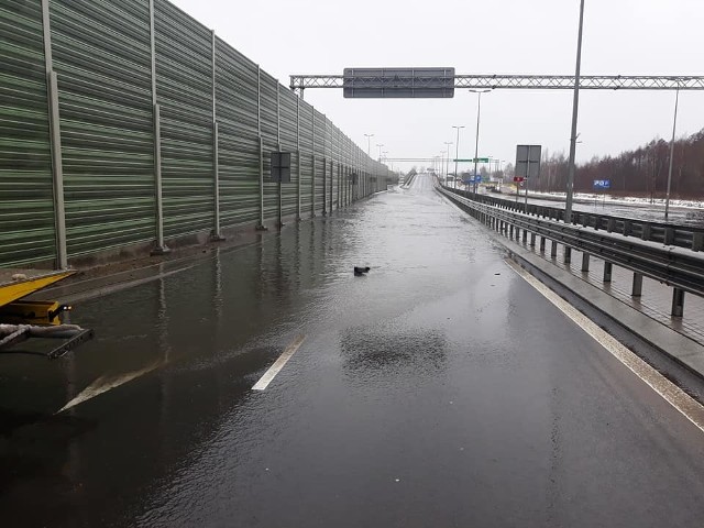 W poniedziałek w godzinach porannych ulica Kleeberga była zalana przez wodę.
