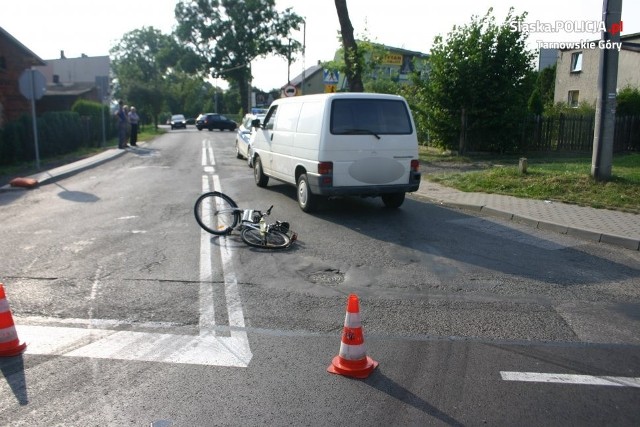 W czwartek, 9 sierpnia zdarzył się drugi wypadek. W Tarnowskich Górach na ulicy Gliwickiej 56-letni kierowca VW Transportera potrącił 33-letnią kobietę jadącą rowerem. Komenda Powiatowa Policji w Tarnowskich Górach informuje, że rowerzystka jechała ulicą Gliwicką i skręcała w prawo w ulicę Witosa, a kierowca VW przeciął ulicę Gliwicką, przejeżdżając z ul. Długiej w ulicę Witosa. Rowerzystka z ogólnymi obrażeniami ciała została przetransportowano do szpitala. Zdarzenie miało miejsce około godz. 17.