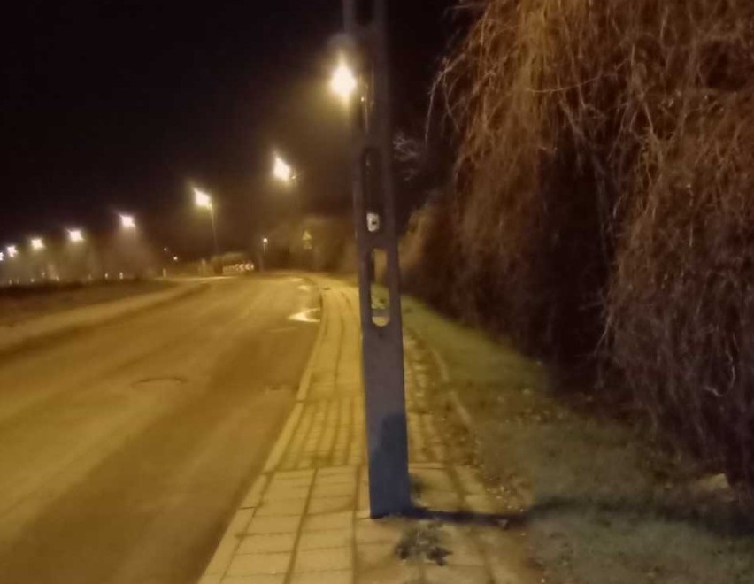Słupy energetyczne na środku chodnika. Absurd drogowy w Kędzierzynie-Koźlu. "Bo tak było szybciej"